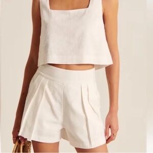 White Abercrombie pleated linen pull on shorts, Size L
